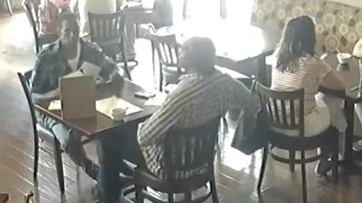 فيديو.. لص يسرق محفظة نقود امرأة داخل مطعم 