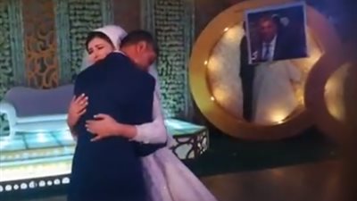 فيديو| دموع في ليلة زفاف .. عناق مؤثر بين عروس ووالدها والسبب