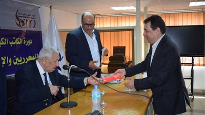 صور.. الأعلى لـ الإعلام  يسلم شهادات التخرج وأجهزة تابلت في 