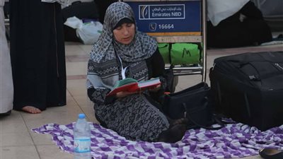 صور.. الحجاج الفلسطينيون يفترشون أرض مطار القاهرة قبل نقلهم إلى السعودية