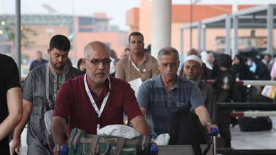 فيديو.. إعلامي مرافق لـ الحجاج الفلسطينيين يشكر السلطات المصرية على التيسيرات المقدمة