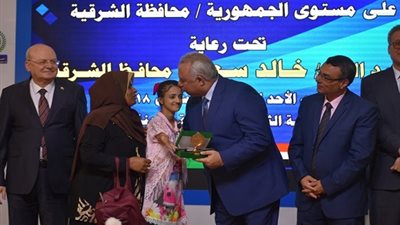 صور.. محافظ الشرقية يستجيب لمطالب أسرة للطفله رحمة رمز التحدي والقوة والإرادة‎