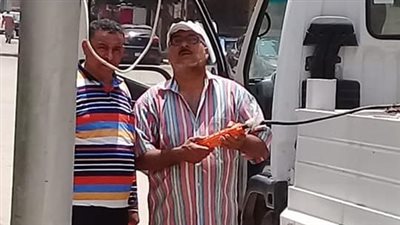 صور.. رئيس حي المعصرة يتابع أعمال صيانة أعمدة الإنارة