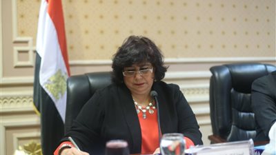وزيرة الثقافة تعقد مؤتمرا للإعلان عن استعادة مصر مخطوطا أثريا