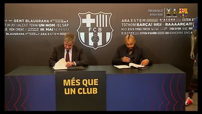 أرتورو فيدال يوقع علي عقود إنضمامه إلي برشلونة