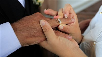 حنان وحبيبها.. قصة حب تكللت بالزواج وانتهت بالخلع 