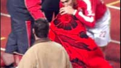 صورة لا تنسي.. ثابت البطل يتحدي المرض من أجل الأهلي