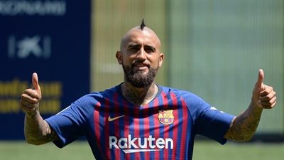 صور.. برشلونة يقدم فيدال خلف الأبواب المغلقة