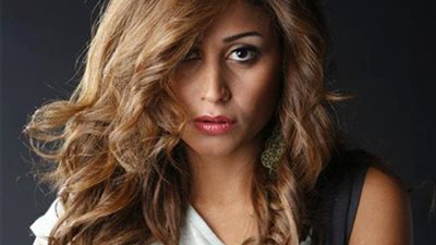 فيديو.. حقيقة قضاء دينا الشربيني لـ شهر عسل في اليونان 