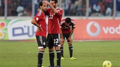 صورة لا تنسي.. أبوتريكة يواسي صلاح بعد نكسة كوماسي