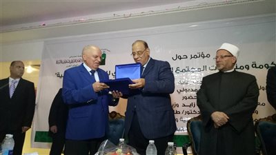 صور .. الدكتور طلعت عبد القوى يكرم مفتي الجمهورية 