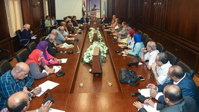 صور.. محافظ الإسكندرية يناقش استعدادات استقبال العام الدراسي الجديد 2018/2019