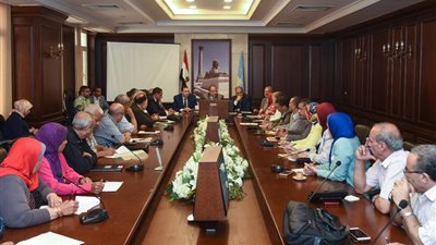 صور.. محافظ الإسكندرية يكلف مديري الإدارات التعليمية بالمرور علي المدارس