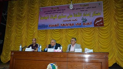صور.. نائب رئيس جامعة الفيوم يلتقي بطلاب معسكر إعداد القادة 