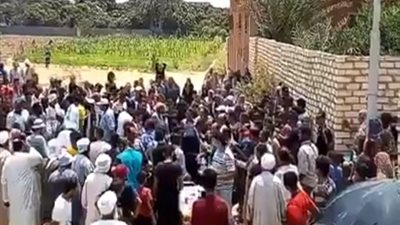 فيديو.. الأهالي يعثرون على جثة طفلة مذبوحة أمام منزلها بـ الإسماعيلية 