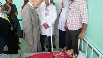 محافظ الشرقية يطمئن على صحة 14 شخص لإصابتهم باشتباه نزلات معوية