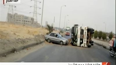 فيديو.. انقلاب سيارة نقل مقطورة تشل حركة السير بـ طريق الواحات
