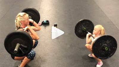 فيديو.. لن تتخيل ماذا فعلت تلك الطفلة الصغيرة في الجيم !!  