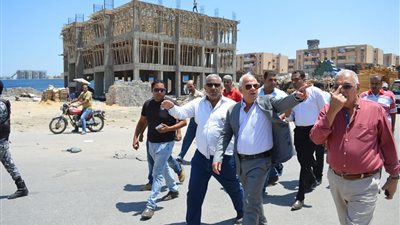 محافظ بورسعيد يتفقد حي الضواحي لمتابعة منظومة النظافة