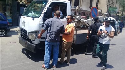 صور.. حملة مكبرة لإزالة الإشغالات في حي الأزبكية