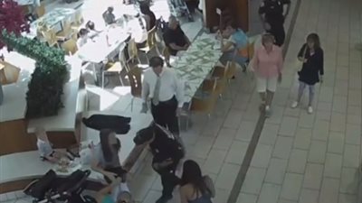 فيديو.. شرطي ينقذ حياة طفلة ويبهر رواد السوشيال ميديا