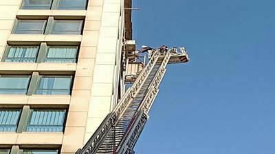الحماية المدنية تنقذ عامل تعلق بالطابق التاسع بإحدى العمارات في البساتين
