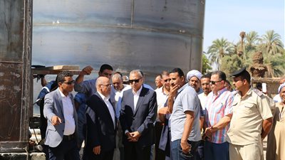 صور.. محافظ قنا ووزير المرافق السابق يتفقدان الأعمال الإنشائية لمحطة مياه أبو دياب
