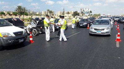 حملات مرورية مكبرة على طرق القاهرة والجيزة لرصد المخالفات