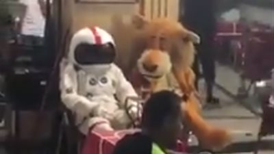فيديو.. فضائي يجلس مع أسد على مقهى في القاهرة  