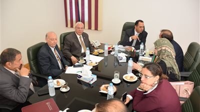 صور.. رئيس جامعة دمنهور يستقبل لجنة التعلم المدمج للجامعات