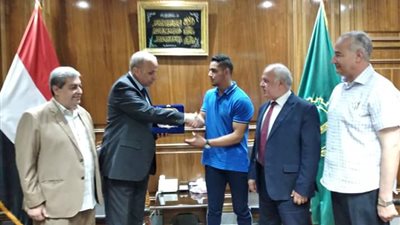 محافظ القليوبية يكرم البطل إسماعيل هلال ابن مركز الخانكة