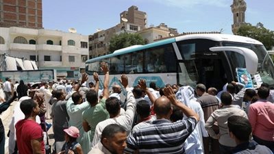 صور.. سوهاج تودع أول فوج لحجاج بيت الله الحرام 