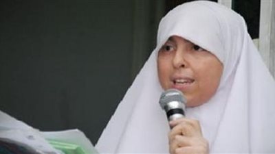 حلا شيحة تخلع الحجاب .. ماذا قالت لها نجلة خيرت الشاطر ؟
