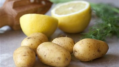 حل سحرى بالبطاطس والليمون.. كيف تبيضين الإبط 