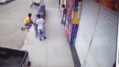 فيديو.. انفجار إطار حافلة يتسبب في مصرع امرأة