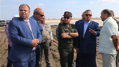 صور.. محافظ كفرالشيخ يتفقد موقع إنشاء المصنع الثاني للرمال السوداء