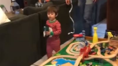 فيديو .. كوب حليب يتسبب في سقوط مفزع لطفل وتشعل فيس بوك