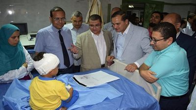 صور.. رئيس جامعة سوهاج يطمئن علي مرضى قوائم الانتظار بـ المستشفى الجامعي