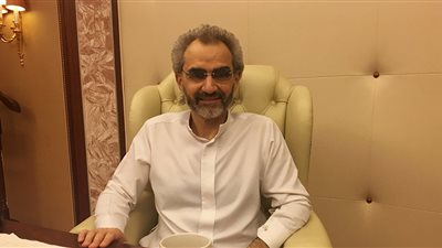 بالفيديو .. الوليد بن طلال يتجول بدراجته في شوارع الرياض 