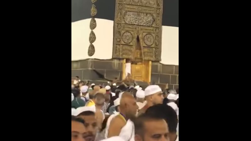 احد الحجاج يحاول