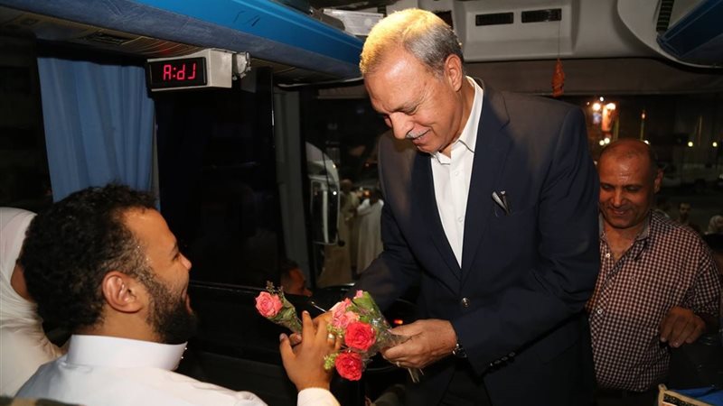 محافظ قنا يودع الحجاج