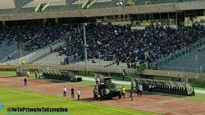 بالفيديو والصور.. مظاهرات حاشدة خلال مباراة كرة القدم في طهران  