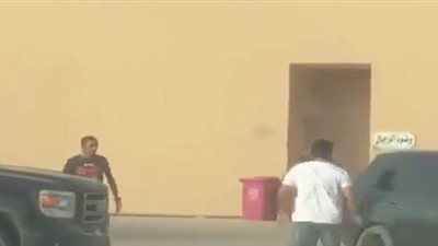 فيديو.. مشاجرة عنيفة بالحجارة بين مجموعة شباب