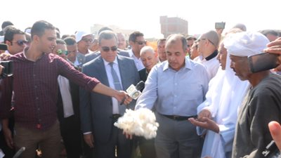 صور.. وزير الزراعة يفتتح موسم جني القطن بالفيوم.. والمحافظ: زرعنا 3 آلاف فدان زيادة
