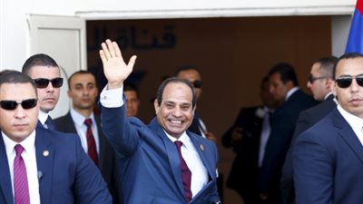 الرئيس السيسي يلقي التحية على الحضور في افتتاح قناطر أسيوط الجديدة