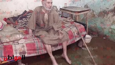 صور.. هيئة الصرف الصحى بالمطرية تترك كفيف مسن يغرق فى مياه المجاري 
