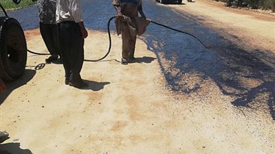 رئيس مركز ابوقرقاص يتابع أعمال رصف طريق قرى الغروب