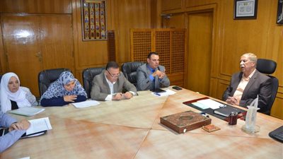 محافظ الإسماعيلية يستعرض الموقف التنفيذى لمشروعات الإسكان