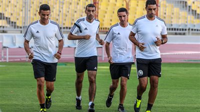 طاقم تحكيم لقاء الأهلي والنجمة يتدرب ببرج العرب