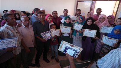 صور.. تكريم العشرة الاوائل علي مستوي الإدارة بالمرحلة الثانوية في الوادي الجديد